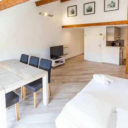 Spacious Two-bedroom In A Typical Old Alley Apartment *
