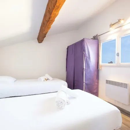 Spacious Two-bedroom In A Typical Old Alley Apartment *