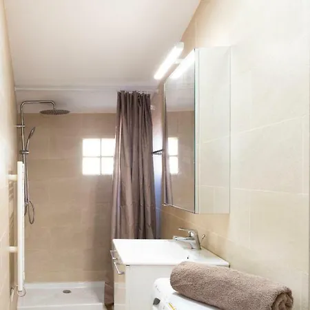 Apartman Spacious Two-bedroom In A Typical Old Alley Antibes